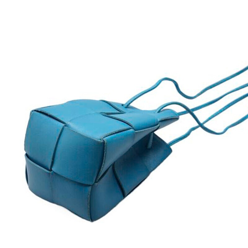 【BOTTEGA VENETA】ミニ ブルー Bottega Veneta Light Blue Mini Pouch Clutch – REDELUXE