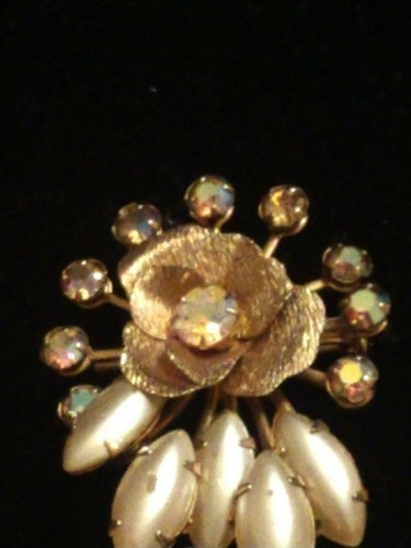 SPILLA VINTAGE IRIDESCENTE STRASS E FINTA PERLA TONO ORO - Foto 4 di 11