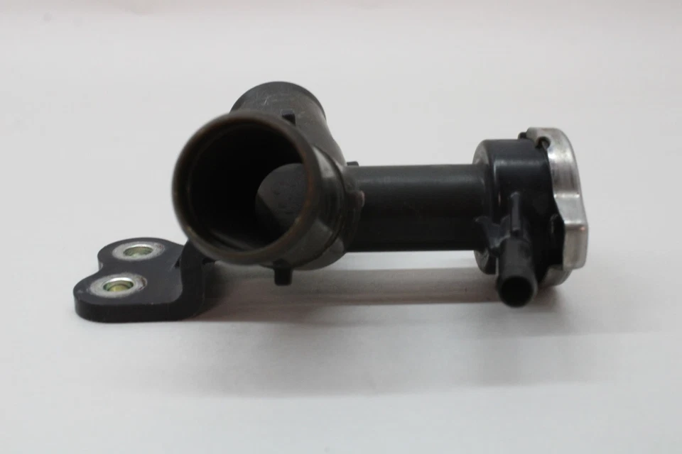 Toyota Prius C 2014 motor refrigerante cuello de llenado fabricante de equipos originales 12 13 14 15 16 17 18 19 Foto 4 de 4