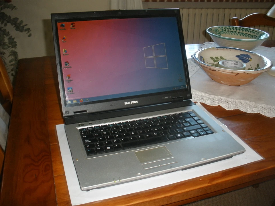 Portátil Samsung R40 / Windows 8 / Pantalla 15,4" / 2Gb de Ram / HDD 120Gb - Imagen 2 de 4