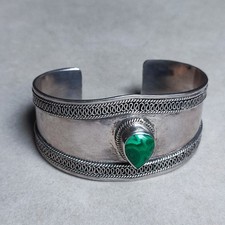 Vintage bracelet manchette en argent 925 sertie un cabochon malachite. P: 37,6g