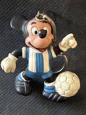 46 jaar oud -Vintage Walt Disney Mickey Mouse voetbal sleutelhanger uit 1980.