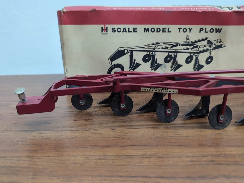 Arado semi-montado con caja Ertl Farm Toy International 4 inferiores 1/16 Foto 2 de 4