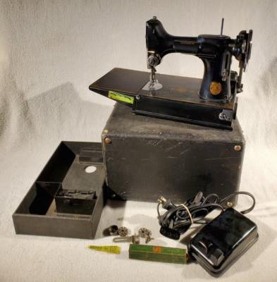 Vintage 1935 Featherweight 221 Singer Sewing Machine in Original Case AD943480