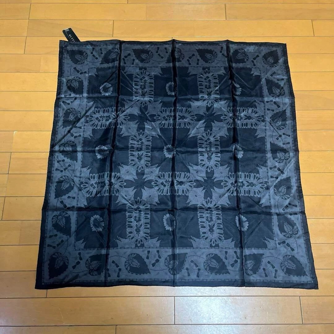 Foulard GUCCI motif floral 100% soie noir environ 86 x 86 cm authentique femme