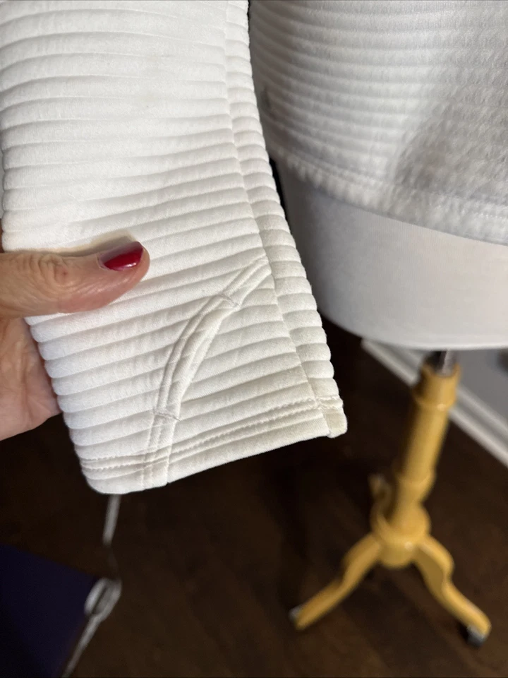 Chaqueta Adidas Para Mujer Golf Blanca Essentials Med Frontal Cremallera Mangas Largas Bolsillos Foto 2 de 4