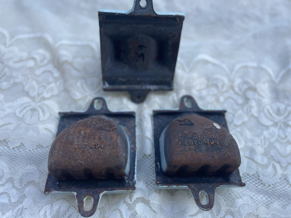 Portavasos de jabón para cepillo de dientes azul claro de hierro fundido moderno de mediados de siglo de colección Foto 2 de 4