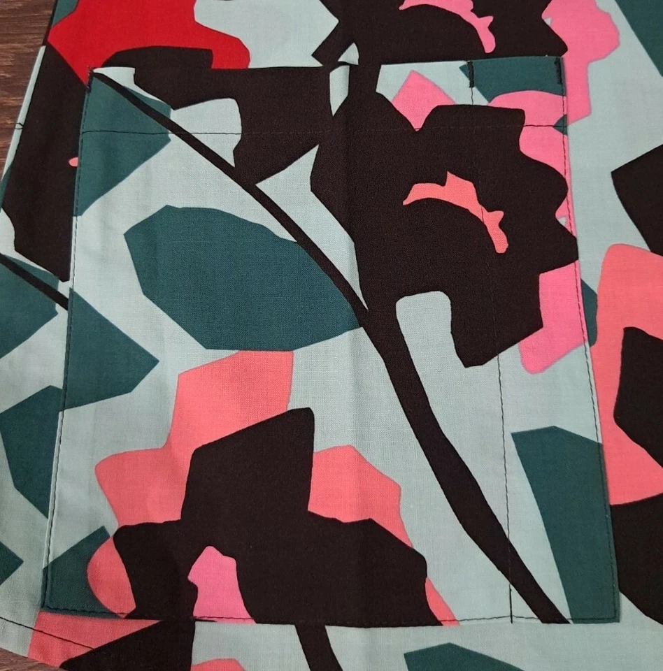 Women's Floral Grey's Anatomy Scrub Top in Size X-Small Sku #15 - Image 3 of 4