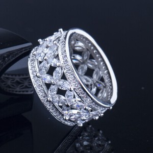 Authentic White Gold Plated Cubic Zircon Big Flower Round Finger Ring for Women Engagement