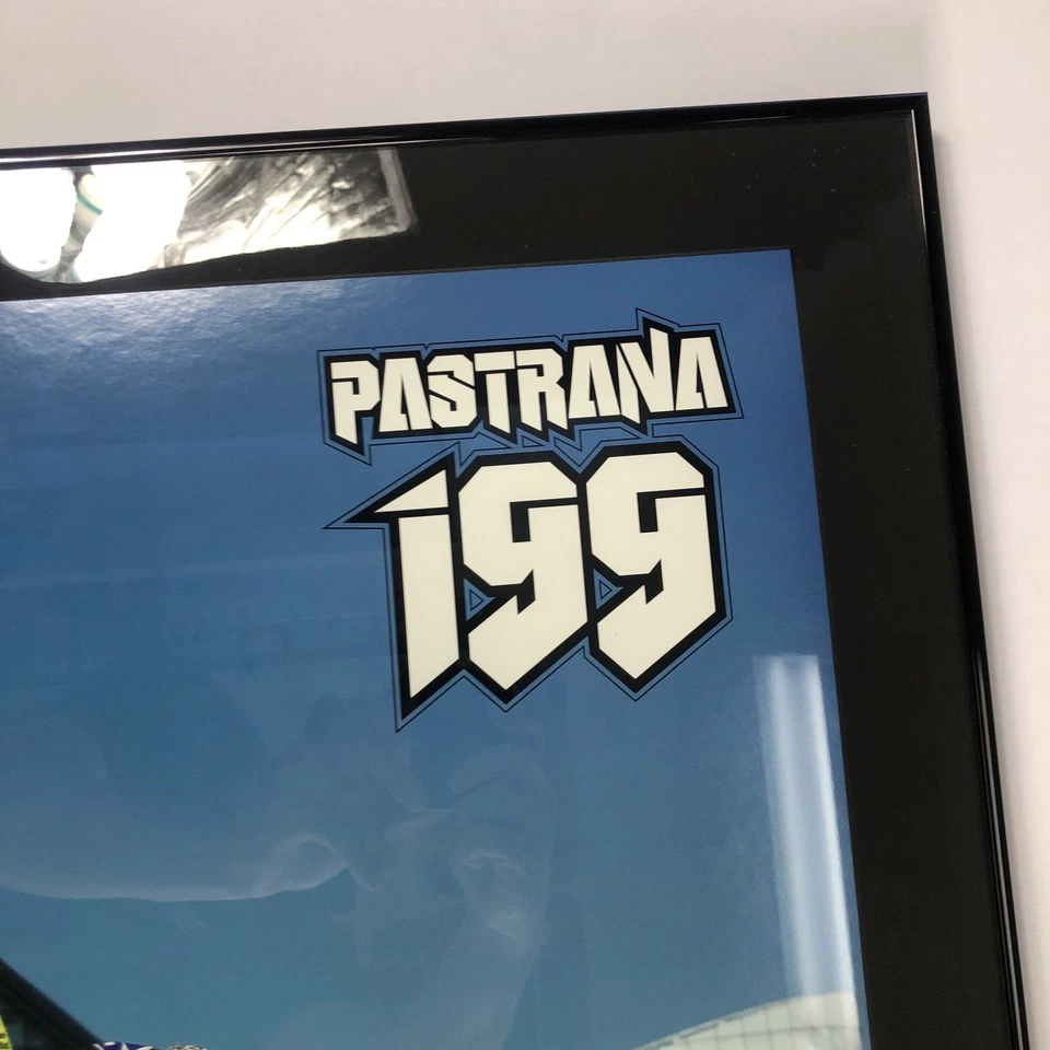 Póster firmado por Travis Pastrana enmarcado mate sin miedo backflip 42,5"x30,5" Foto 4 de 4