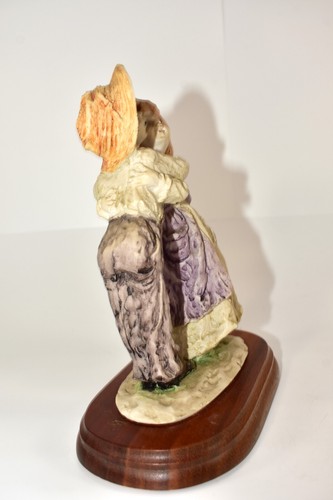VINTAGE BOY & GIRL EMBRACING FIGURINES 7.75" HIGH X 6" WIDE - Picture 7 of 9