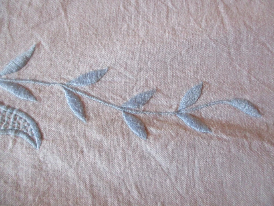 Drap N°380 ancien en coton fleur bleue brodée 210 X 275 Cm  - Photo 4/4