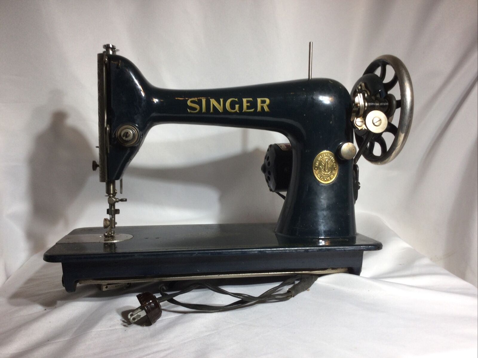 Vintage Antique Singer Sewing Machine. Accessories for Weaving Operations.  Editorial Photo - Image of round, factory: 72541676