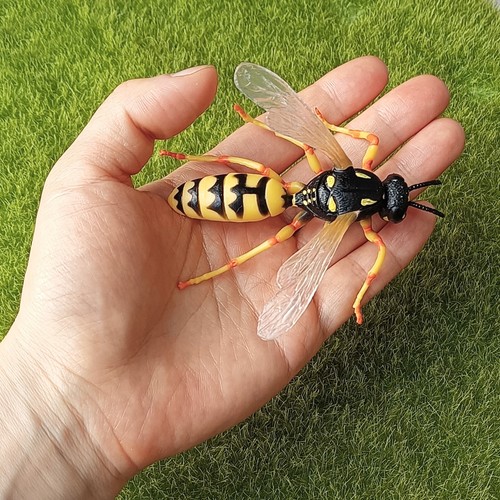 Large Wasp Bee Hornet Fairy Garden Lawn Decor Lifelike Figurine Educational Toy - Picture 2 of 7