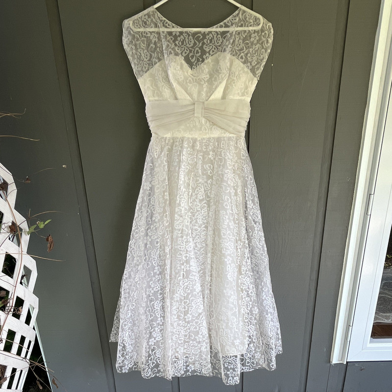 White Lace Tea-Length A-Line Wedding Dress Boat Neck Cap Sleeve Regular 1950’s