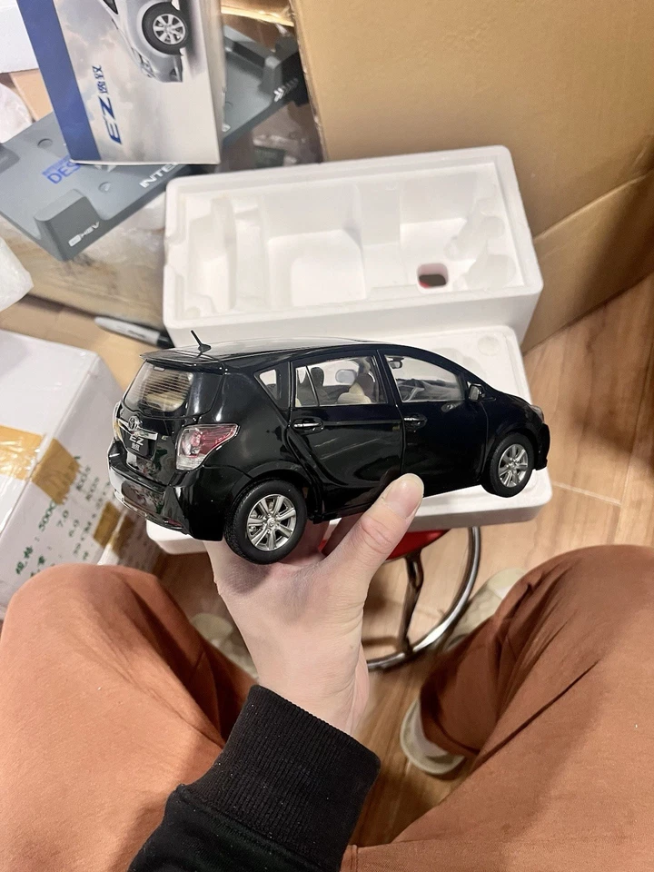 Toyota Verso EZ 2009~2013 escala 1:18 negro arena perla coche modelo fundido a presión Foto 3 de 4