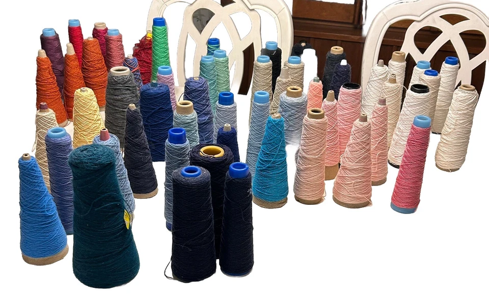 Лот из 58 больших винтажных катушек с нитками в форме конуса различных цветов для шитья - Изображение 3 из 3