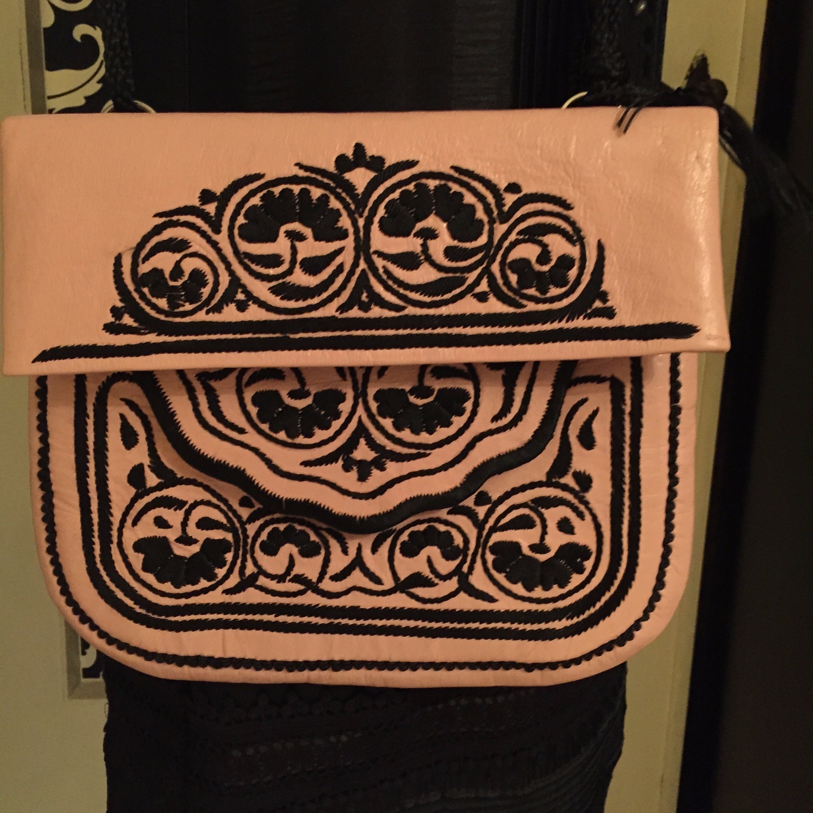 SAOLA Borsa marocchina in pelle rosa e ricami neri fatti a mano originaria del Marocco