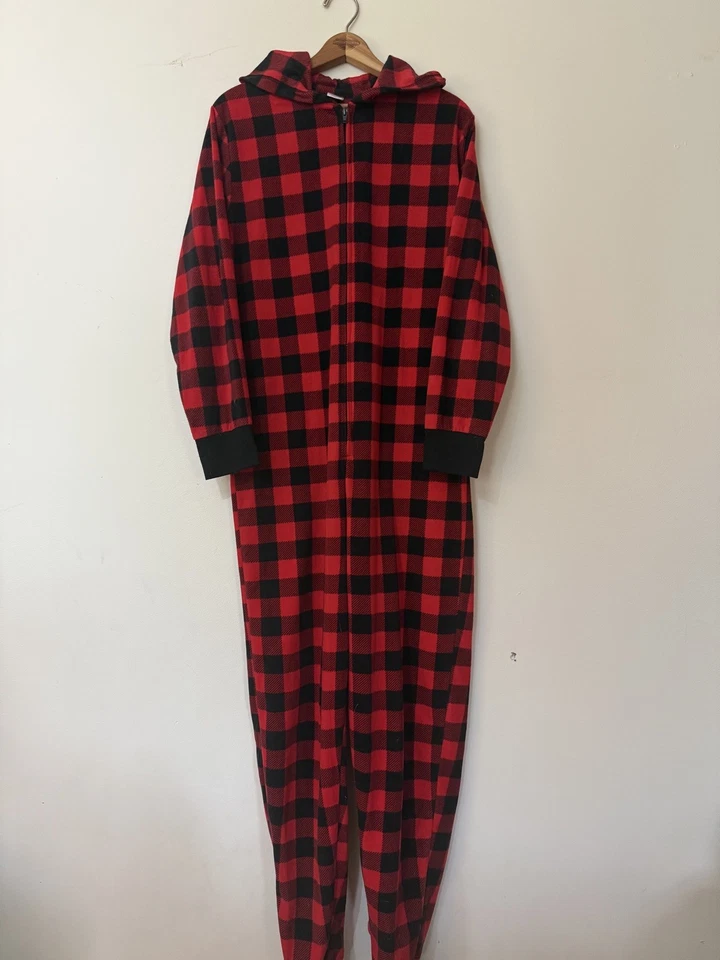 Pijama xadrez vermelho e preto com capuz peça única com zíper frontal - Médio - Imagem 2 de 4