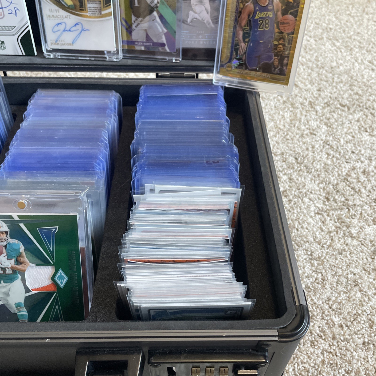 LOT OF 500 SPORTS CARDS! NUMBERED, BOOKLET, PATCH, AUTOS CRAZY DEAL! CRAZY CARDS view 7