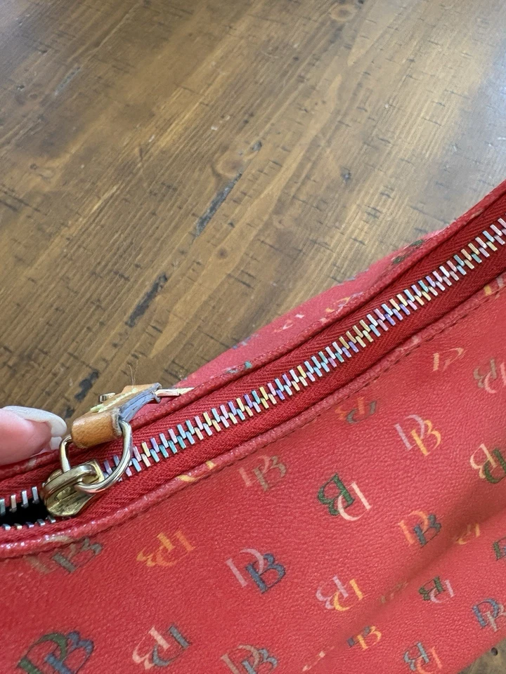 Mini Hobo Bolso Cubo Lona Arco Iris Dooney & Bourke Logo Frambuesa Foto 4 de 4