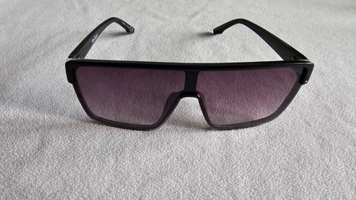 New Yorker black frame sunglasses. - Bild 3 von 11