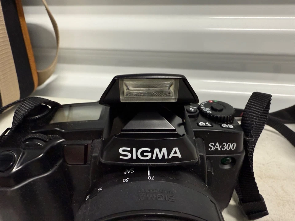 SIGMA SA-300 35mm Lens W HI-Max Flash W Bag - Image 4 of 4