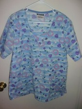 WOMAN'S SCRUB TOP SHIRT SIZE MEDIUM BLUE PURPLE HEART THEMED BY WORKING SCRUBS
