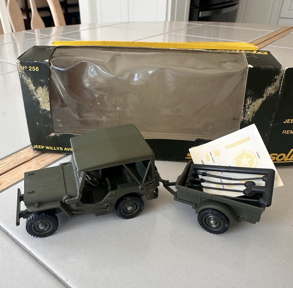 Chars - Solido. Jeep Willys avec remorque. Modèle réduit militaire. 2256