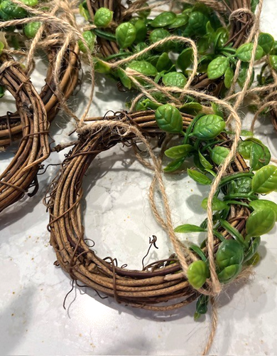 NEW 8 NAPKIN RINGS WITH GREENERY - Picture 2 of 2