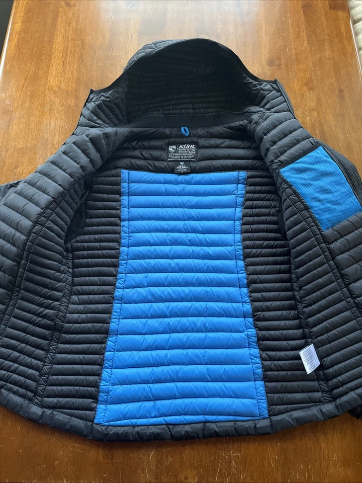 Chaqueta acolchada con capucha Kuhl para mujer talla pequeña negra con aislamiento Spyfire plumón de ganso Foto 3 de 4