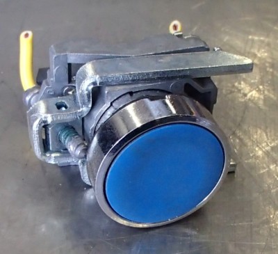 Schneider ZBE-101 BLUE PUSHBUTTON SWITCH Used Cut Out