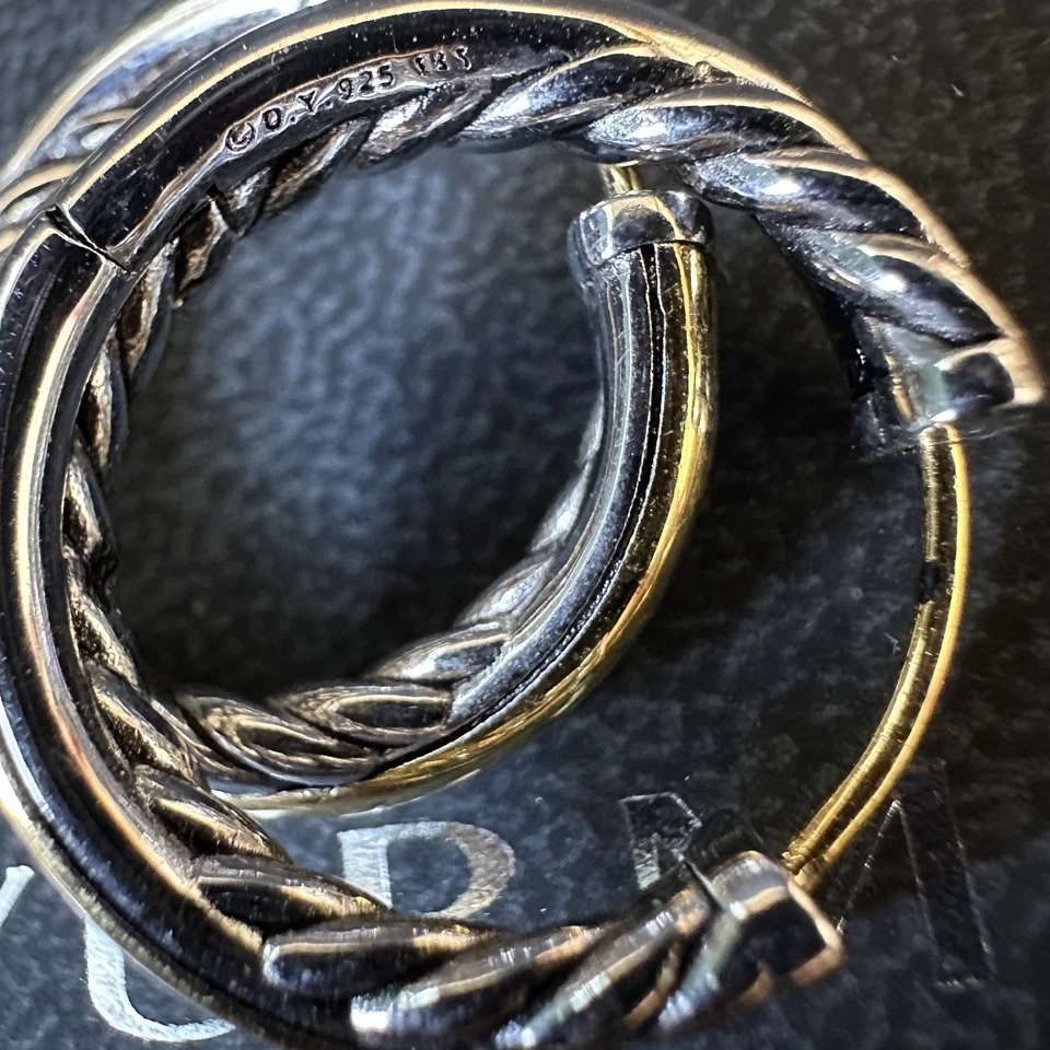Brincos de argola cruzados de prata esterlina com ouro 18k David Yurman - Imagem 4 de 4