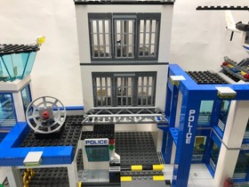 LEGO City 60047 Police Station good condition.  Complete with Manual.  RETIRED