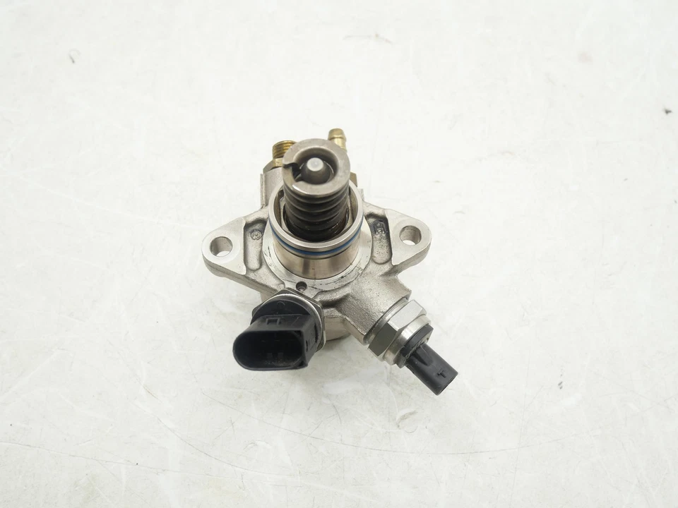 Bomba de combustível de alta pressão montada no motor esquerdo direito usada 2014-2015 Audi RS7 C7 FABRICANTE DE EQUIPAMENTO ORIGINAL - Imagem 3 de 4