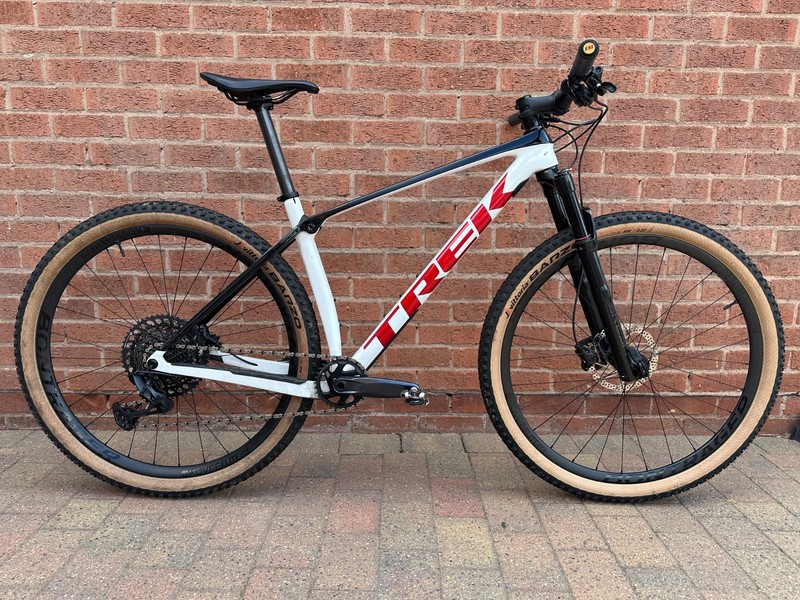 Trek Procaliber 9.7 carbon hardtail mountain bike (size: L).