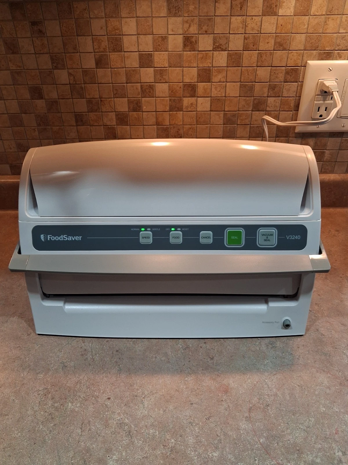 FoodSaver V3240 Vacuum Sealing System Air-Tight Heat-Seal, Vacuum Sealer