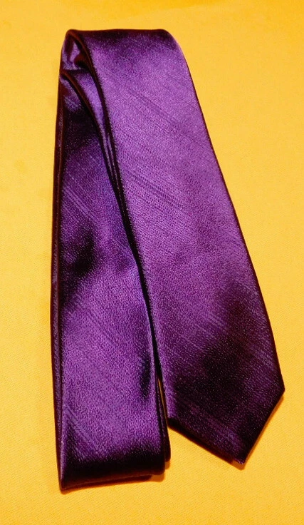 CALVIN KLEIN CORBATA DELGADA EXTREMA A RAYAS MORADAS/BORGOÑA - CORBATAS - CORBATAS DE DISEÑADOR. Foto 2 de 3