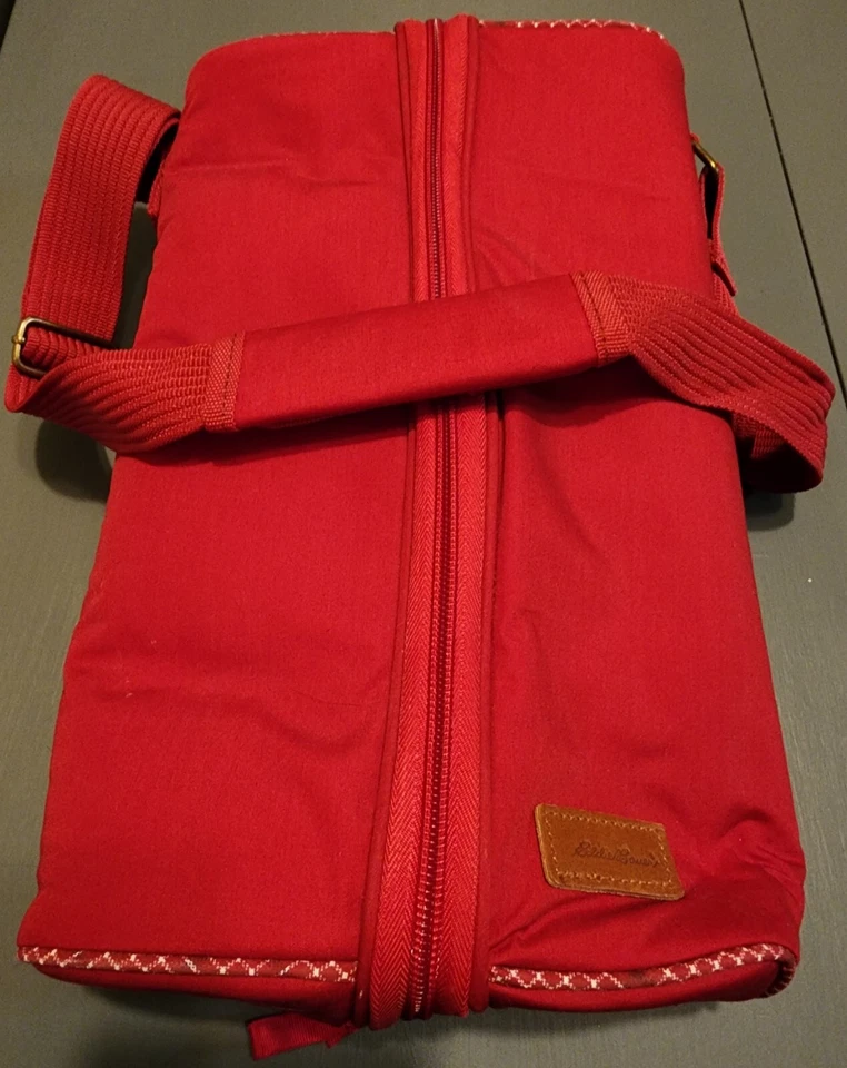 Portador de vino tinto aislado Eddie Bower Foto 4 de 4