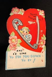 Spilla di sicurezza vintage biglietto di San Valentino anni '40 circa "La sicurezza prima"