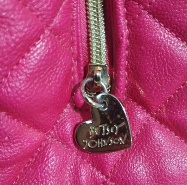 Betsey Johnson стеганая ярко-розовый средний размер сумочки с маленький розовый/белый бант - Изображение 2 из 4