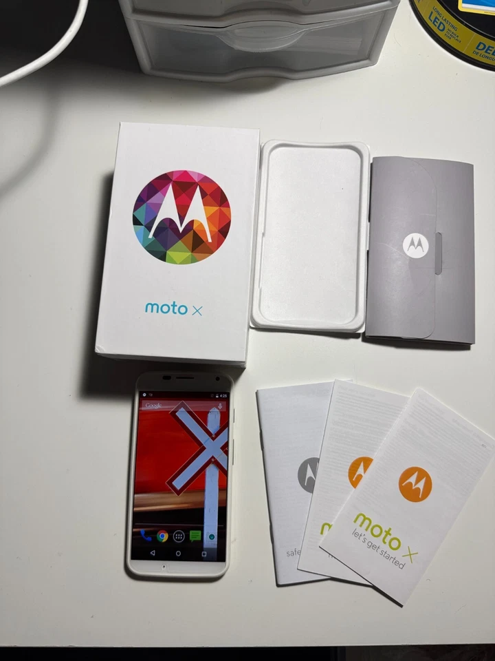 Motorola XT1058 Moto X Smartphone (White) Includes Box and Manual