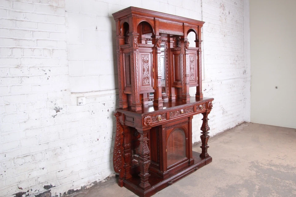 Aparador de roble francés ornamentado del siglo XIX para cabaña o gabinete de bar con caras talladas Foto 2 de 4