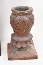 Holz-Gefäß Indonesien Zentral-Java, 20. Jh. – geschnitzter Teak-Sockel, H. 16 cm
