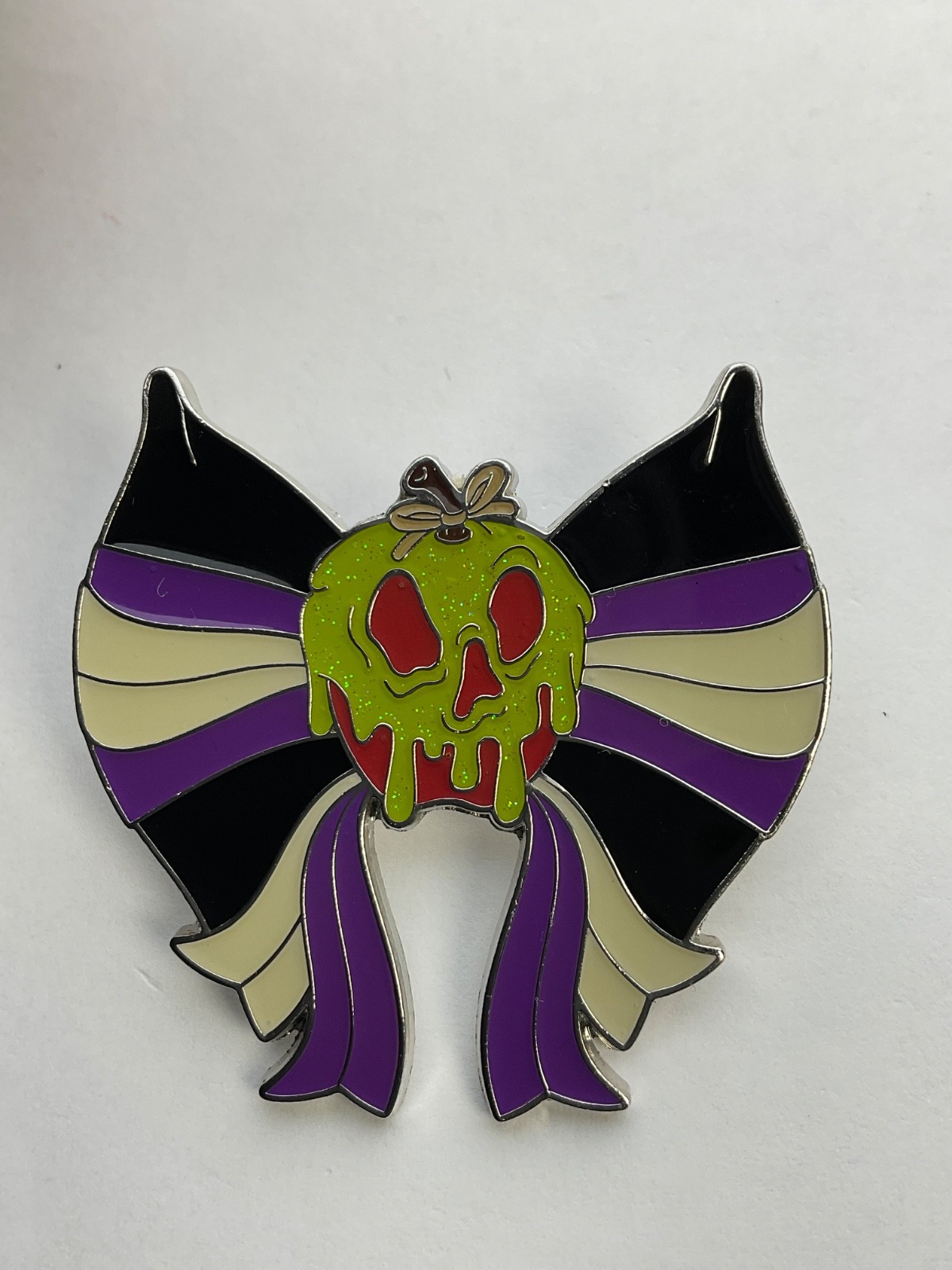 Evil Queen Poison Apple Villian Bow Mystery Pin Disney Loungefly G9