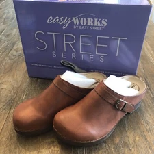 Easy Street Womens Shira Slip Resistant Clogs Size 6 Hickory