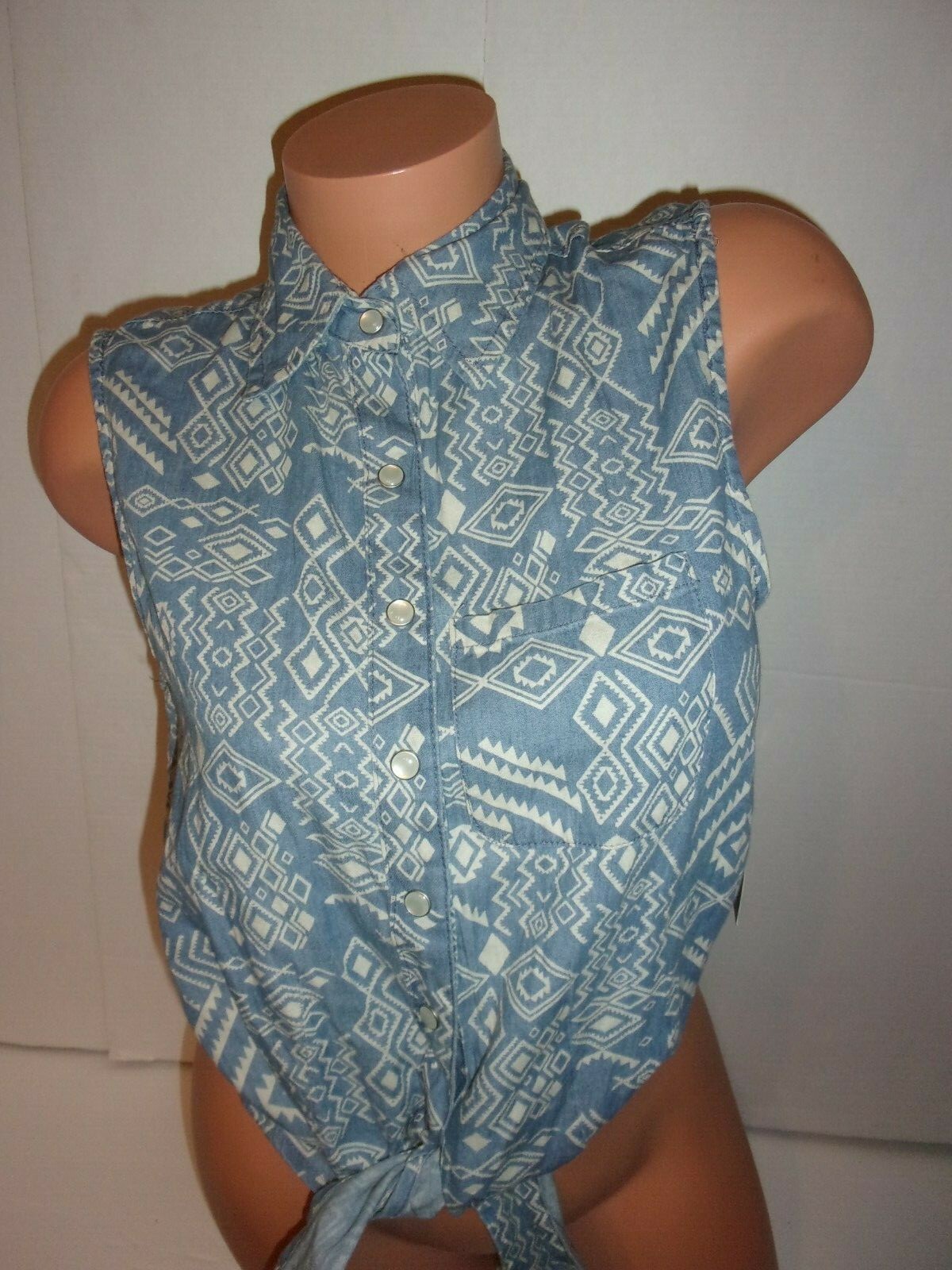 Bongo womens sleeveless snap button front knot top size large