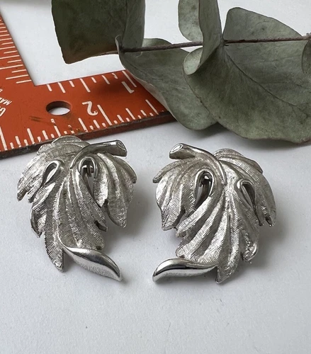 Vintage Signed Lisner Leaf Clip On Earrings Silver Tone Costume Jewelry 🩶