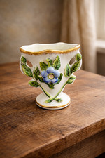 Ancien petit vase de mariée en porcelaine blanc avec décor de fleur bleu