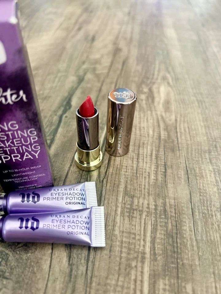 Paquete Urban Decay - Toda la noche, poción de imprimación de sombra de ojos, lápiz labial rojo Foto 3 de 4